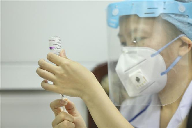 Tiêm vaccine ngừa COVID-19. (Nguồn: TTXVN) COVID-19: Cà Mau đề nghị Bộ Y tế hỗ trợ vaccine do nhu cầu khẩn cấp ảnh 1