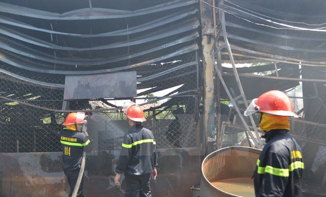 Cháy lớn tại công ty sản xuất giày, thiêu rụi 3.000m2 nhà xưởng ảnh 1