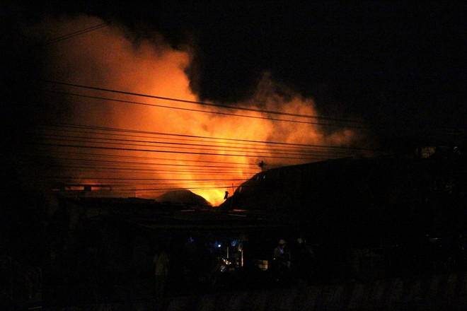 Cháy kho phế liệu suốt nhiều giờ, thiệt hại 1.500m2 nhà xưởng ảnh 1