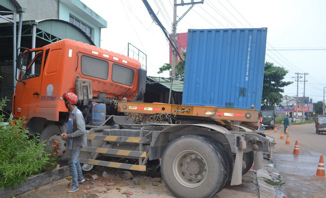 Bình Phước: Xe đầu kéo mất lái lao vào quán cơm, 2 người bị thương ảnh 1