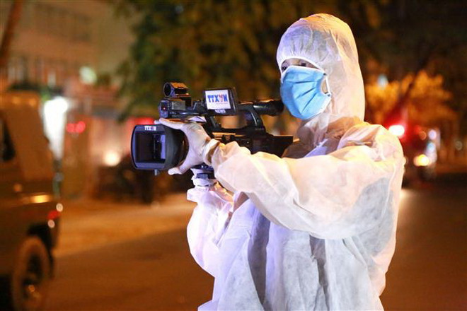 Tác nghiệp giữa tâm dịch COVID-19: Dấn thân vào nơi hiểm nguy ảnh 1