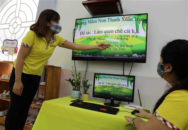 Các bài giảng giúp học sinh mầm non được học những kiến thức phù hợp lứa tuổi, tạo điều kiện cho phụ huynh ở nhà tự rèn, tự dạy học cho các con trong thời gian nghỉ dài. (Ảnh: Thanh Tùng/TTXVN) Chuyển đổi số trong giáo dục: Những lớp học trực tuyến thời COVID-19 ảnh 1