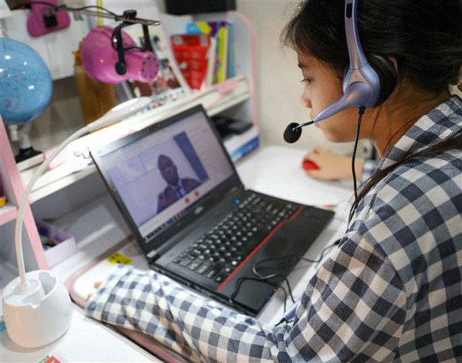 Học sinh học trực tuyến. (Ảnh: Thanh Tùng/TTXVN) Chuyển đổi số trong giáo dục: Những lớp học trực tuyến thời COVID-19 ảnh 2