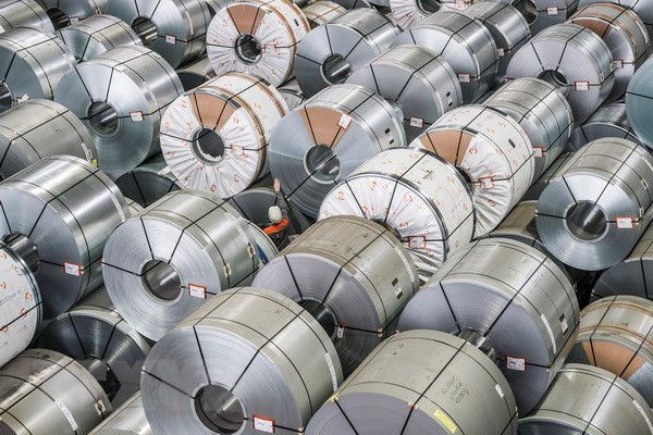 Sản phẩm thép cuộn tại một nhà máy ở Salzgitter, Đức. (Nguồn: EPA/TTXVN) Mỹ xem xét lại chính sách thuế mà cựu Tổng thống Trump áp đặt với EU ảnh 1
