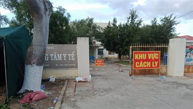 Trung tâm y tế thị xã Ayun Pa (Gia Lai) được sử dụng làm khu cách ly những trường hợp nhiễm SARS-CoV-2. (Ảnh: TTXVN phát) Gia Lai lấy mẫu xét nghiệm cho người dân thị xã Ayun Pa và huyện Ia Pa ảnh 1