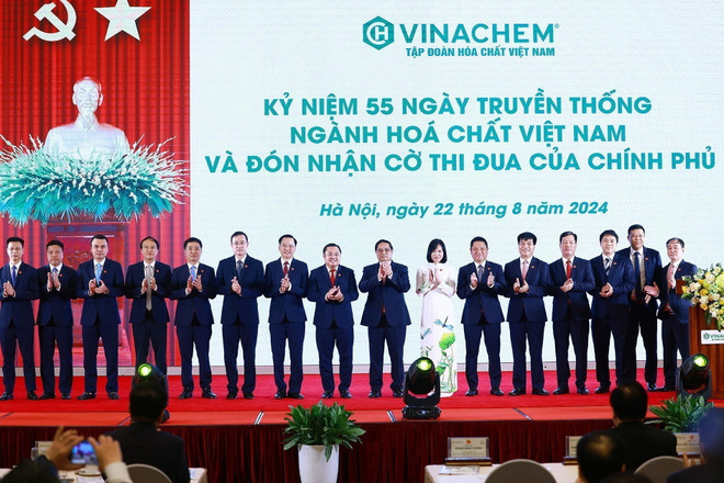 Thủ tướng Phạm Minh Chính với lãnh đạo Tập đoàn Hoá chất Việt Nam. (Ảnh: Dương Giang/TTXVN) ttxvn_nganh hoa chat 3.jpg