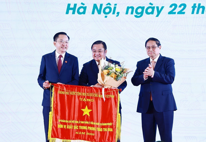 Thủ tướng Phạm Minh Chính trao cờ thi đua của Chính phủ cho Tập đoàn Hóa chất Việt Nam. (Ảnh: Dương Giang/TTXVN) ttxvn_nganh hoa chat 1.jpg