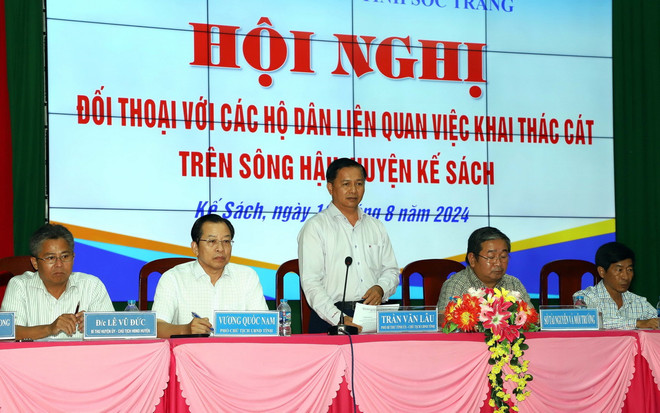 Chủ tịch Ủy ban Nhân dân tỉnh Sóc Trăng Trần Văn Lâu đối thoại với người dân về tình hình khai thác cát trên sông Hậu. (Ảnh: Trung Hiếu/TTXVN) ttxvn_khai thac cat 2.jpg