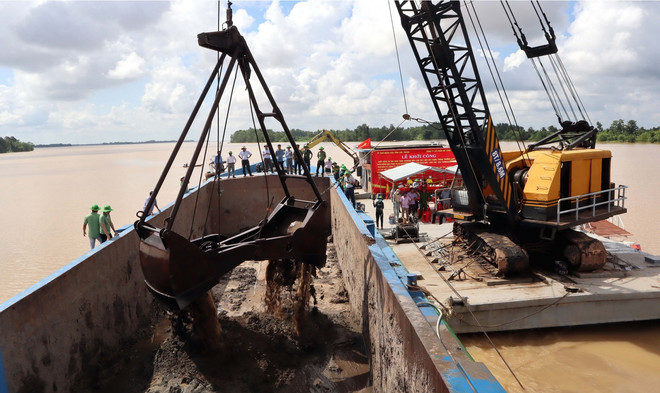 Khai thác cát tại lễ khai mỏ MS01 trên sông Hậu thuộc tỉnh Sóc Trăng phục vụ thi công cao tốc. (Ảnh: Trung Hiếu/TTXVN) ttxvn_khai thac cat 4.jpg