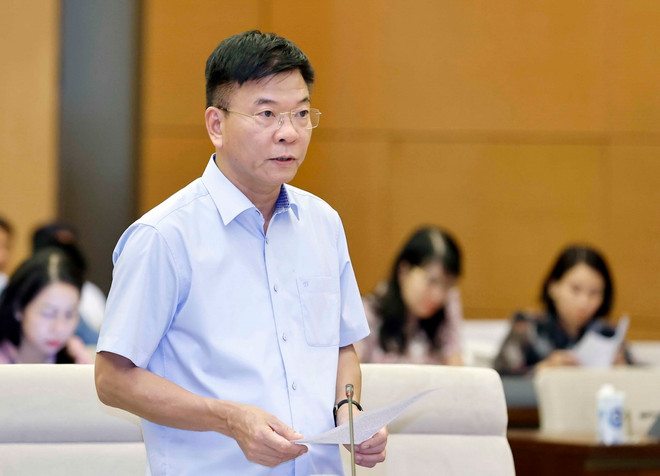 Phó Thủ tướng Chính phủ, Bộ trưởng Bộ Tư pháp Lê Thành Long trình bày tóm tắt tờ trình. (Ảnh: Doãn Tấn/TTXVN) ttxvn_thuong vu quoc hoi 2.jpg