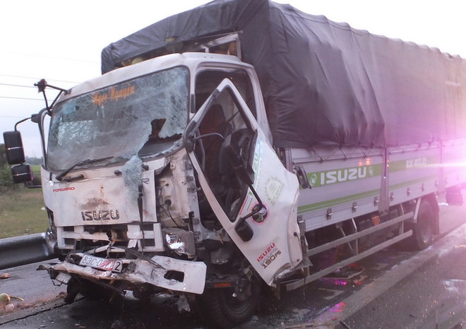 Xe chở dừa đâm xe giường nằm khiến ba người thương vong ảnh 1