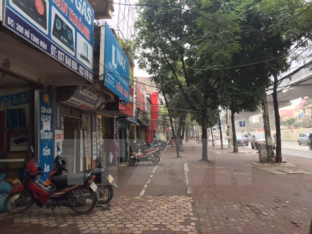 Người dân trên phố Hồ Tùng Mậu chấp hành để xe theo vạch kẻ sơn, tạo thông thoáng cho vỉa hè. (Ảnh: Nguyễn Thắng/TTXVN) Bí thư Thành ủy Hà Nội: Xử nghiêm những ai cố tình lấn chiếm vỉa hè ảnh 1