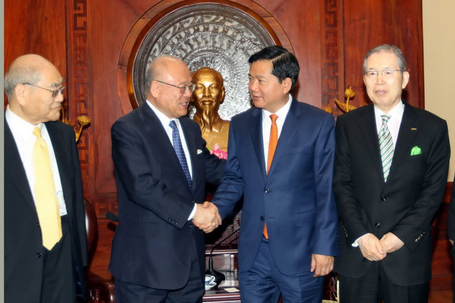 Ông Đinh La Thăng, Ủy viên Bộ Chính trị, Bí thư Thành ủy Thành phố Hồ Chí Minh tiếp ông Takebe Tsutoma, Cố vấn đặc biệt Liên minh Nghị sỹ Hữu nghị Việt-Nhật và Chủ tịch Tập đoàn Nidec ông Shighenobu Nagamori. (Ảnh: Thanh Vũ/TTXVN) Ông Đinh La Thăng: Thành phố Hồ Chí Minh chào đón doanh nghiệp Nhật ảnh 1