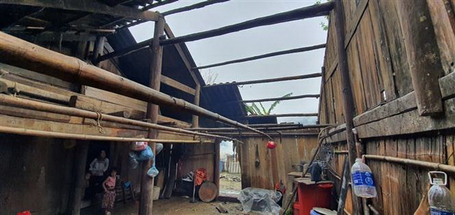 Một ngôi nhà bị tốc mái hoàn toàn tại thôn Sử Pán, xã Bản Hồ, thị xã Sa Pa. (Ảnh: Hương Thu/TTXVN) Mưa đá, dông lốc gây nhiều thiệt hại ở các tỉnh miền núi phía Bắc ảnh 2