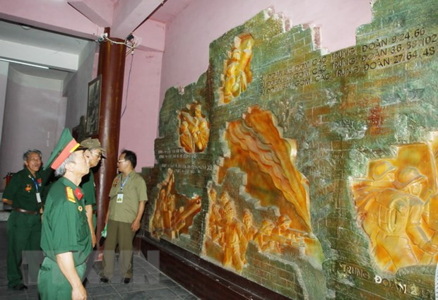 Các cựu chiến binh tham quan bảo tàng Thành cổ Quảng Trị. (Ảnh: Hồ Cầu/TTXVN) Thạch Hãn - dòng sông linh thiêng đầy máu và hoa trong mùa Hè đỏ lửa ảnh 2