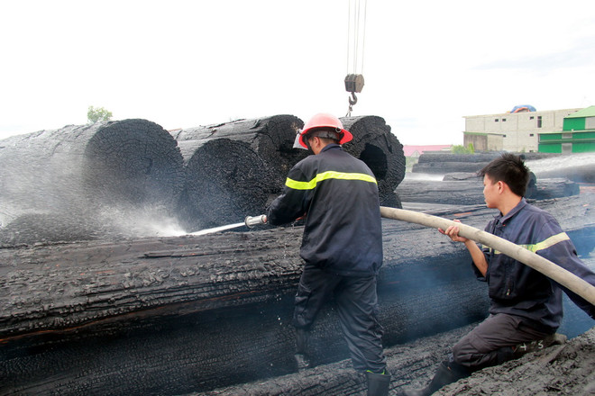 Lửa bùng phát dữ dội tại bãi tập kết gỗ, nhiều khối gỗ bị cháy đen ảnh 2