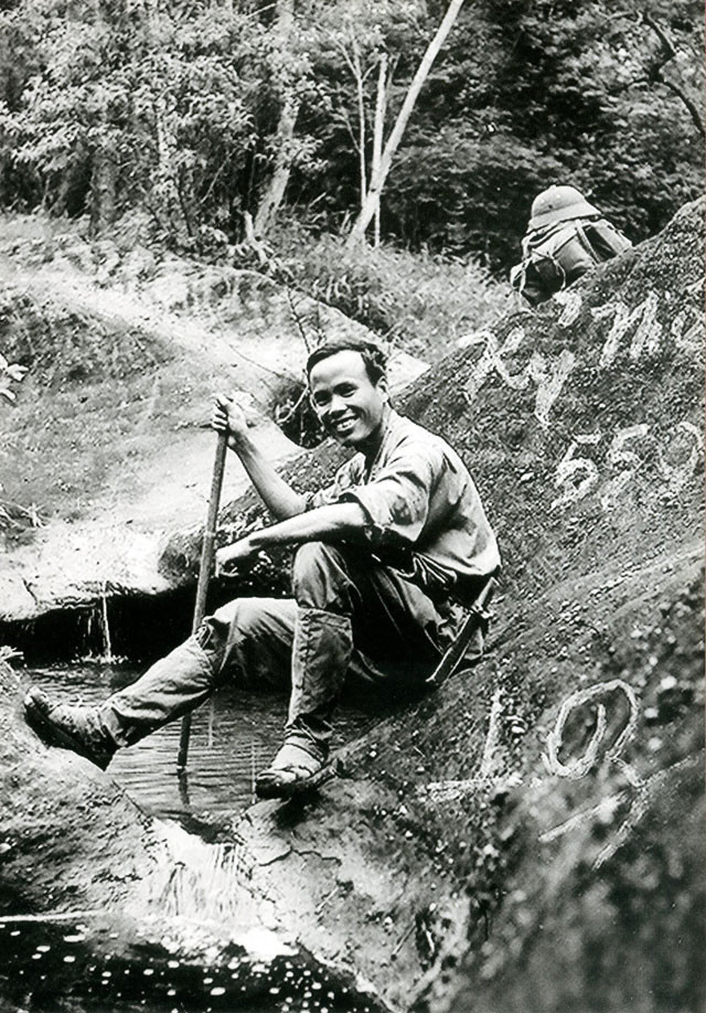 Lương Nghĩa Dũng - Tay máy với những bức ảnh rực lửa anh hùng ảnh 2