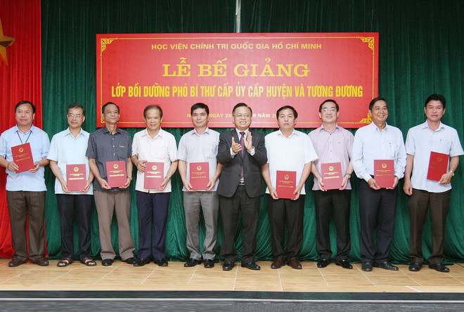 Bế giảng Lớp Bồi dưỡng Phó Bí thư cấp ủy cấp huyện và tương đương ảnh 1