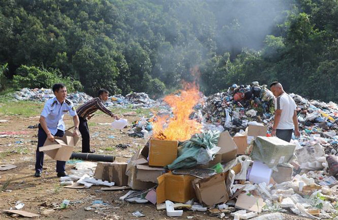 Quảng Ninh: Xử lý đối tượng bán thuốc lá điện tử không rõ nguồn gốc ảnh 1