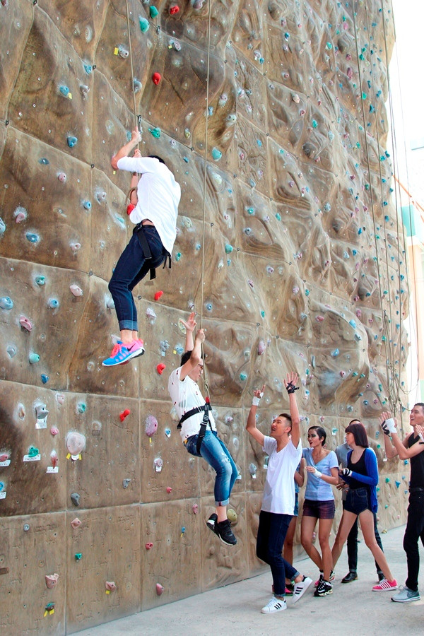 Next Top Model 2015: Thí sinh treo lơ lửng 8 tiếng trên vách núi ảnh 1