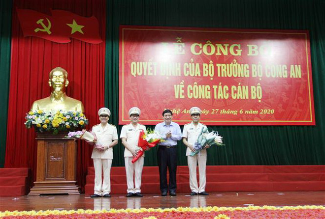 Phó Chánh Văn phòng Trung Ương Đảng Nguyễn Đắc Vinh tặng hoa chúc mừng tân giám đốc Công an tỉnh Nghệ An, tân giám đốc Công an tỉnh tỉnh Hà Tĩnh và thiếu tướng Nguyễn Hữu Cầu nghỉ hưu theo chế độ. (Ảnh: Nguyễn Oanh/TTXVN) Điều động Đại tá Võ Trọng Hải làm Giám đốc Công an tỉnh Nghệ An ảnh 1