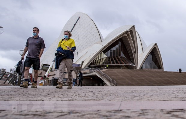 Người dân đeo khẩu trang phòng dịch COVID-19 tại Sydney, Australia. (Ảnh: THX/TTXVN) Australia đẩy nhanh tiến độ xét đơn xin thị thực cho lao động nhập cư ảnh 1