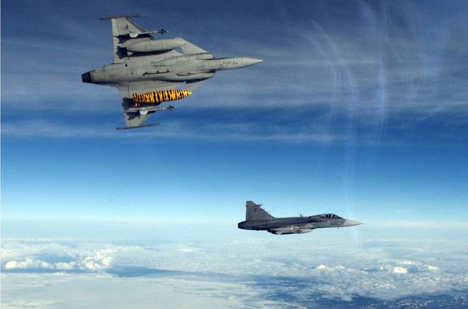 Hai máy bay chiến đấu Gripen của Séc bay qua bờ biển Iceland trong khi thực hiện nhiệm vụ. (Nguồn: NATO) CH Séc gia hạn sứ mệnh bảo vệ không phận các quốc gia Baltic ảnh 1