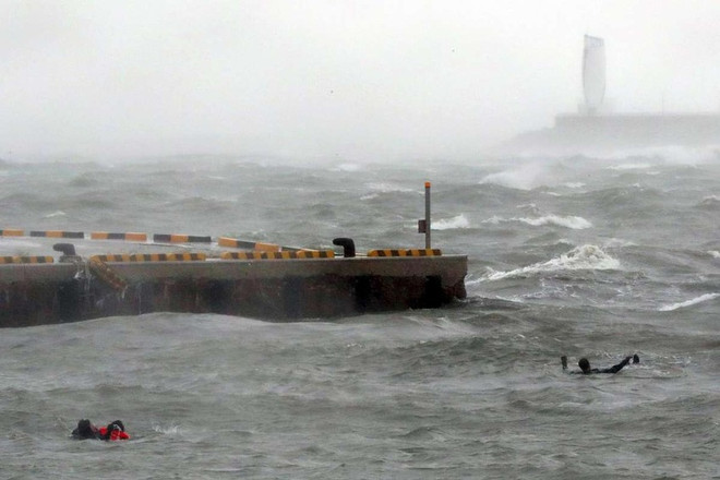 Bão Chaba: Hàng chục thủy thủ mất tích ngoài khơi Hong Kong ảnh 1