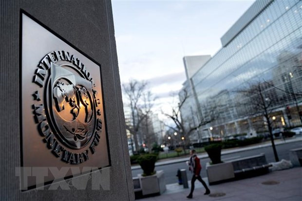 Biểu tượng IMF. (Ảnh: AFP/TTXVN) Quỹ Tiền tệ Quốc tế sẽ hạ triển vọng tăng trưởng kinh tế toàn cầu ảnh 1