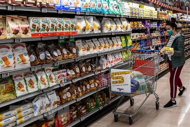 Người dân mua hàng trong siêu thị tại Đức. (Ảnh: AFP/TTXVN) Viện nghiên cứu kinh tế: Lạm phát của Đức đã "lập đỉnh" ảnh 1