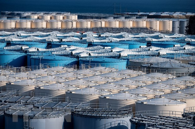 Các bể chứa nước nhiễm xạ tại Nhà máy điện hạt nhân Fukushima Daiichi ở Okuma, Fukushima, Nhật Bản ngày 21/2/2021. (Ảnh: AFP/TTXVN) Cựu lãnh đạo TEPCO kháng cáo phán quyết bồi thường 98 tỷ USD ảnh 1