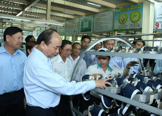 Thủ tướng Nguyễn Xuân Phúc thăm Công ty Tỷ Xuân, Khu công nghiệp Hòa Phú, tỉnh Vĩnh Long. (Ảnh: Thống Nhất/TTXVN) Thủ tướng yêu cầu Vĩnh Long chủ động trong phòng chống thiên tai ảnh 3