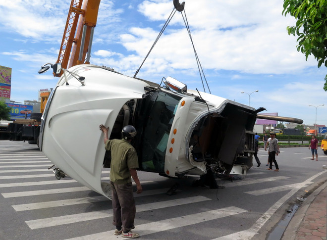 Xe container mất lái, lật ngang trên Quốc lộ 10 gây ùn tắc cục bộ ảnh 1