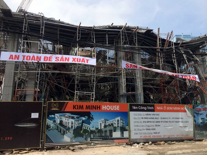 Hai công nhân mắc kẹt trong vụ sập giàn giáo tại Vũng Tàu đã tử vong ảnh 1