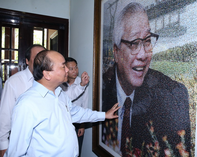 Thủ tướng Nguyễn Xuân Phúc thăm Nhà lưu niệm Thủ tướng Võ Văn Kiệt tại huyện Vũng Liêm, tỉnh Vĩnh Long. (Ảnh: Thống Nhất/TTXVN) Thủ tướng yêu cầu Vĩnh Long chủ động trong phòng chống thiên tai ảnh 2
