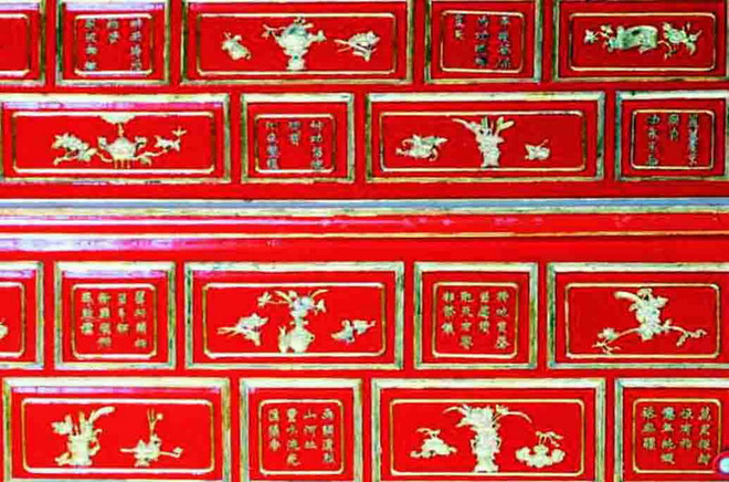 Phong cách trang trí 'nhất thi nhất họa' trên kiến trúc cung đình Huế. (Ảnh: Quốc Việt/TTXVN) Đón bằng công nhận di sản tư liệu thơ văn trên kiến trúc cung đình Huế ảnh 1