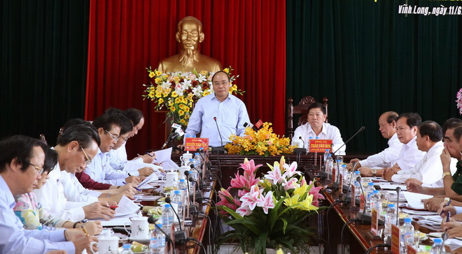 Thủ tướng Nguyễn Xuân Phúc làm việc với cán bộ chủ chốt tỉnh Vĩnh Long. (Ảnh: Thống Nhất/TTXVN) Thủ tướng yêu cầu Vĩnh Long chủ động trong phòng chống thiên tai ảnh 1