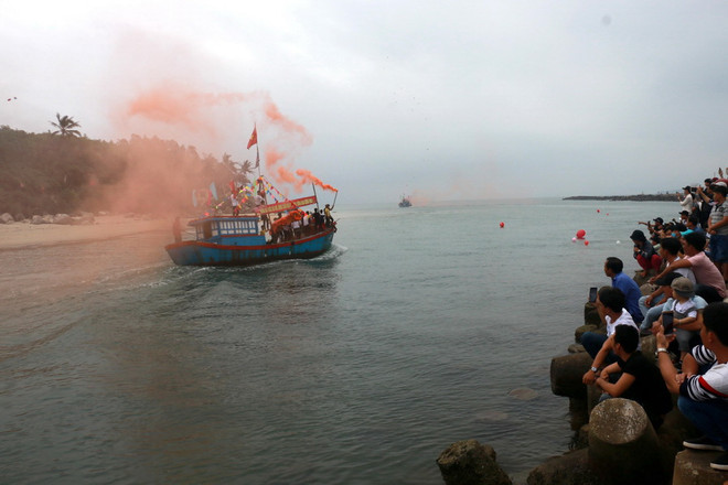 Ngư dân Quảng Ngãi "xông biển" lấy lộc đầu năm mới Mậu Tuất ảnh 1