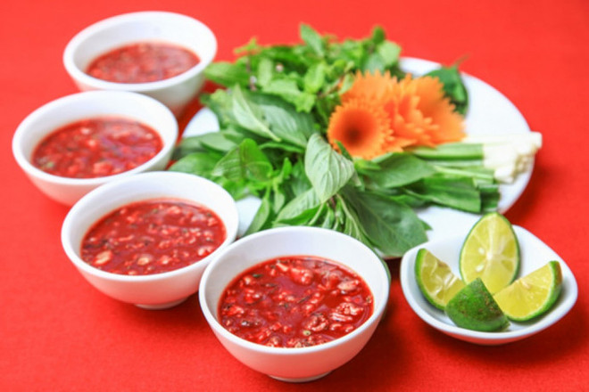 Ăn tiết canh lợn dịp Tết, một bệnh nhân phải nhập viện cấp cứu ảnh 1