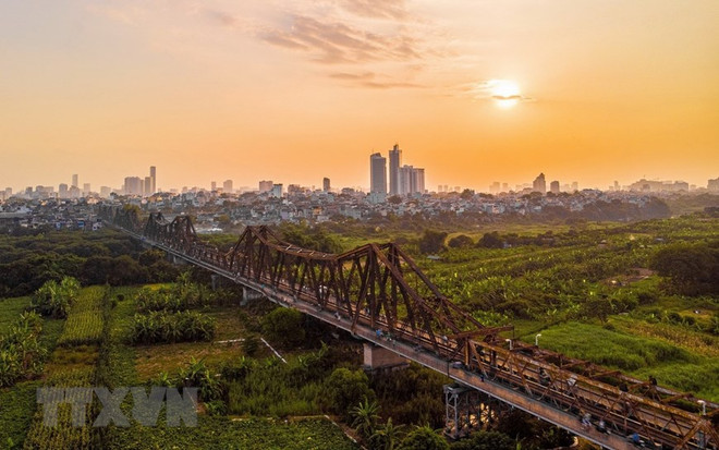 Cầu Long Biên là biểu tượng lịch sử của Thủ đô Hà Nội. (Ảnh: Phạm Tuấn Anh/TTXVN) Cầu Long Biên 120 năm tuổi: Gạch nối giữa quá khứ và hiện tại ảnh 1