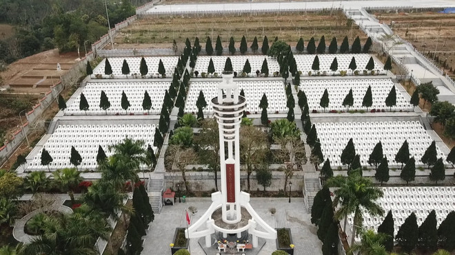 Nghĩa trang Liệt sỹ Quốc gia Vị Xuyên nhìn từ trên cao. (Ảnh: Hanh Quỳnh/Vietnam+) Đi tìm tiếng gọi từ lòng đất: Để hy vọng trở thành hiện thực ảnh 1