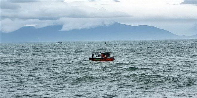 Vụ chìm canô ở biển Cửa Đại: Xuyên đêm tìm kiếm người mất tích ảnh 1