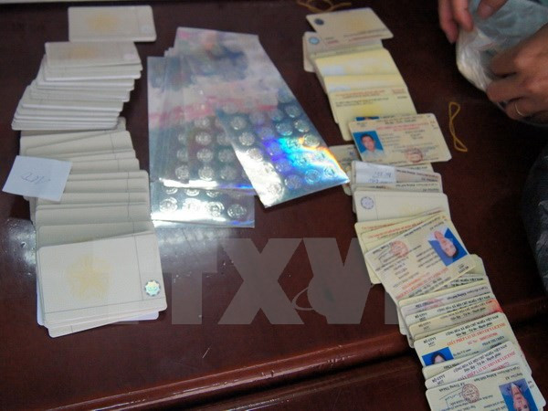 Liên tiếp phát hiện tài xế xe khách sử dụng giấy phép lái xe giả ảnh 1