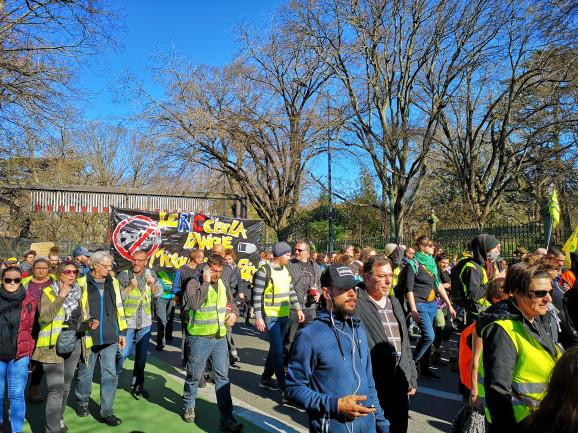 Tin giả về người biểu tình 'Áo vàng' lan nhanh kỷ lục trên Facebook ảnh 1