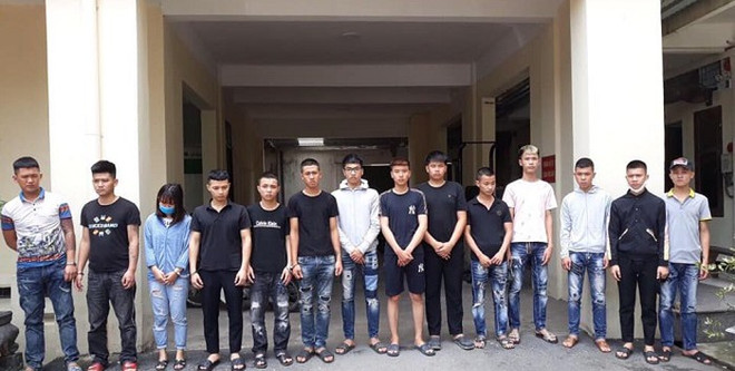 Các đối tượng gây rối trật tự công cộng tối 16/4 ở Đông Anh bị công an bắt giữ. (Nguồn: anninhthudo.vn) Xử phạt nhóm 14 bị cáo đua xe gây rối trật tự trong đại dịch COVID-19 ảnh 1