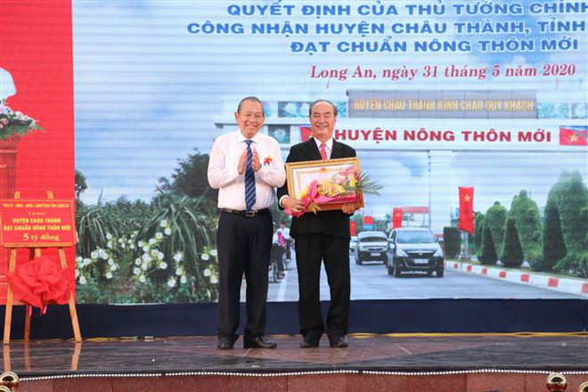 Công bố huyện nông thôn mới đầu tiên của tỉnh Long An ảnh 2