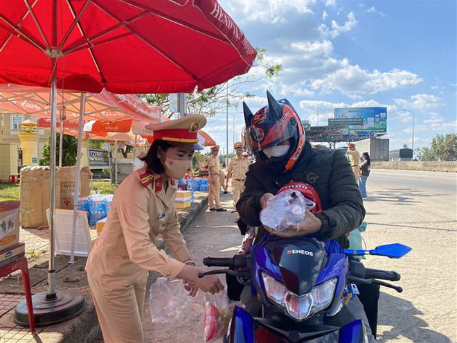 Hình ảnh đẹp về lực lượng cảnh sát giao thông những ngày giáp Tết ảnh 2