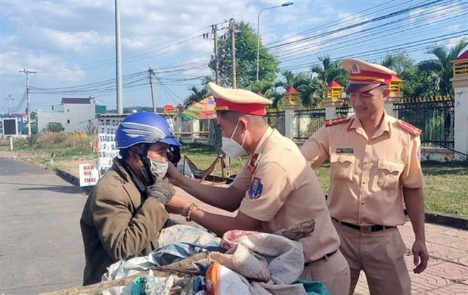 Hình ảnh đẹp về lực lượng cảnh sát giao thông những ngày giáp Tết ảnh 1