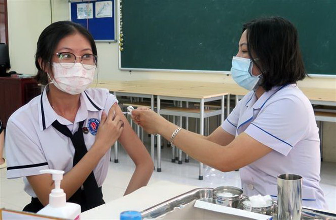 Tiêm vaccine ngừa COVID-19. (Nguồn: TTXVN) Tiếp tục thực hiện một số chính sách trong phòng, chống dịch COVID-19 ảnh 1