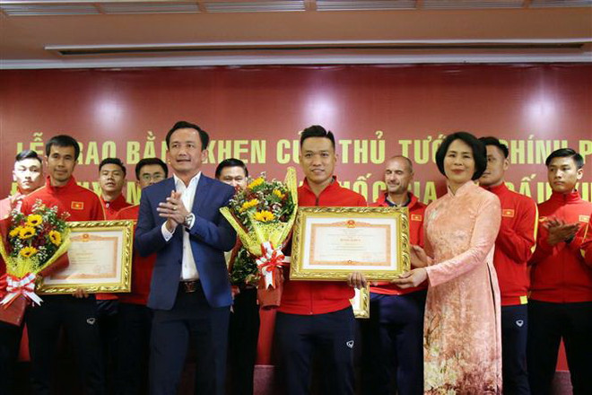 Đội trưởng đội tuyển Futsal Việt Nam Trần Văn Vũ nhận Bằng khen của Thủ tướng Chính phủ. (Ảnh: Tiến Lực/TTXVN) Trao bằng khen của Thủ tướng Chính phủ cho Đội tuyển futsal nam ảnh 1